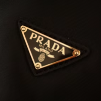 PRADA「Re-Nylon(リナイロン)」の折りたたみ式ミニダッフルバッグは、今シーズン最も魅力的な隠れた名品だ!