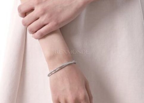 ランキング-キーボードを叩く手元にキュン!デスクに当たっても気にならないスワロフスキーのブレスレット