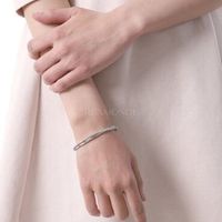 キーボードを叩く手元にキュン!デスクに当たっても気にならないスワロフスキーのブレスレット
