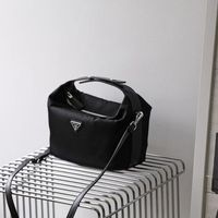 PRADA「シェリ」は上品に持てるナイロンバッグの新候補♪