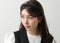 【秋冬ヘアアレンジ】PRADA(プラダ)のヘアアクセが可愛すぎる!重ためコートにも映える大人女子の極上髪型テク
