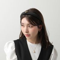 【秋冬ヘアアレンジ】PRADA(プラダ)のヘアアクセが可愛すぎる!重ためコートにも映える大人女子の極上髪型テク