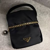【購入レビュー】PRADA「ナイロンバケットバッグ」魅力を徹底解説!-10万円台で叶う小洒落バッグ