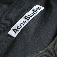 人気の理由は“抜け感”。AcneのロンTで作る大人のこなれカジュアル