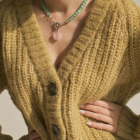 「ニット×アクセサリー」で紡ぎ出す大人可愛いの法則!