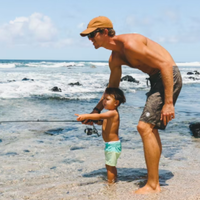 【#水着相談室】市民プールでも馴染む“頑張りすぎない”子連れパパの「水着・スイムショーツ」を知りたい!