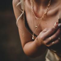 冬服に映えるのは断然《ゴールドジュエリー》。"14K"もリーズナブルに手に入るおすすめブランド6選