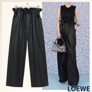 滝沢眞規子さん着用《LOEWE》フラメンコレザーパンツ