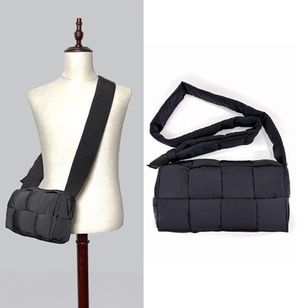 BOTTEGA VENETA  パデッド テック カセット ショルダーバッグ