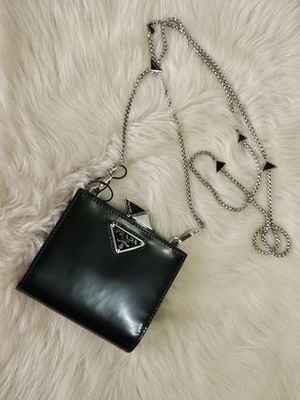 PRADAガラス加工♪がま口2つ折り財布♪チェーン付  ブラック