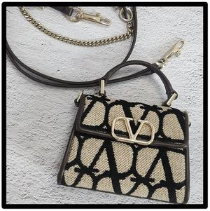 ★送料・関税込★VALENTINO★Vロゴ ミニクロスバッグ★