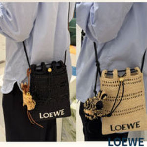 パートナーとシェア《LOEWE》ラフィアぺブルショルダーバッグ