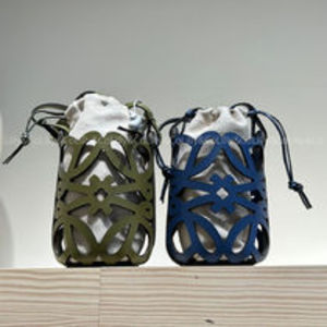 LOEWE アナグラムカットアウトポケットポーチ