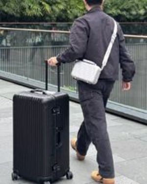 抜群の強度の個性派デザイン《RIMOWA》アルミショルダーバッグ