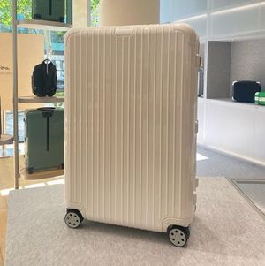 直営店☆RIMOWA★Essential チェックイン L 日本未入荷カラー