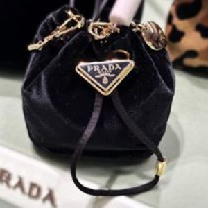 25新作 プラダ ベルベット ミニポーチ ブラック レディース