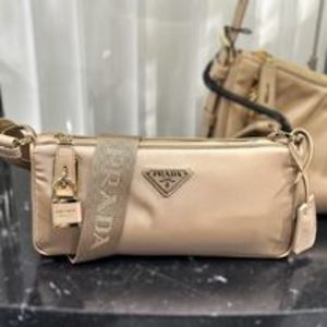 25新作 プラダ リナイロン レザー ショルダーバッグ レディース