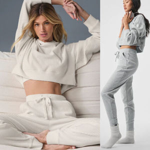 国内発送Alo Yoga Muse Hoodie & Sweatpant SET