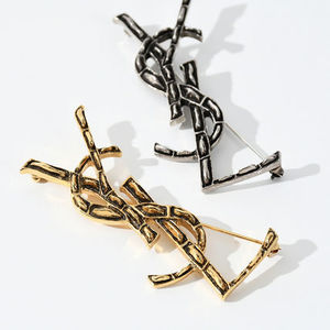 【国内即発】SAINT LAURENT オピウム YSLクロコ型押しブローチ