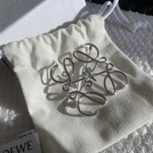 人気 ロエべアナグラムブローチAnagram Rose・Gold・Silver