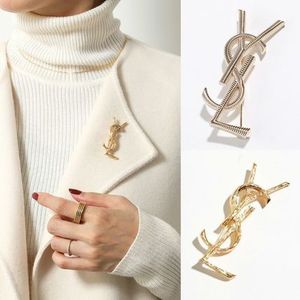 SAINT LAURENT ブローチ 748486 Y1500 カサンドラロゴ オピウム