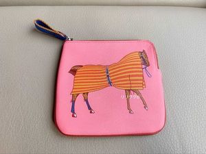 エルメス《カレ・ポケット》馬柄レザーポーチ