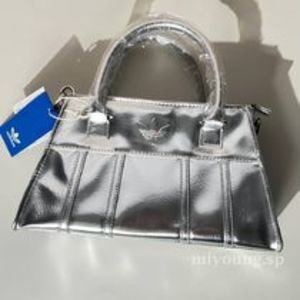 ADIDAS【送料込】大人気☆AIRLINER HANDLE JP0405 JP0143