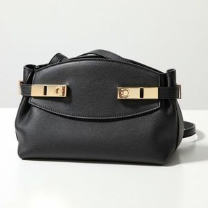 FERRAGAMO ショルダーバッグ HUG POUCH S 21 5974