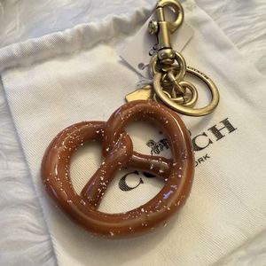 日本完売【COACH】プリッツェル キーホルダー