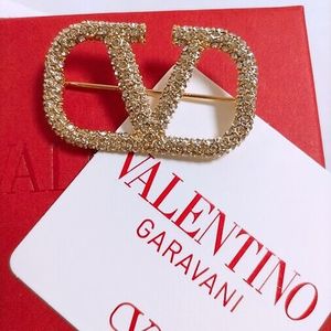 VALENTINO Vロゴ シグネチャー クリスタル メタル ブローチ