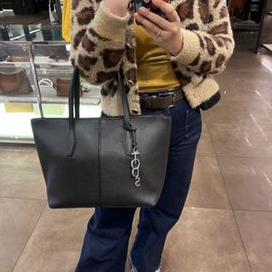 TOD'S*最終セール価格!A4可 お仕事にも チャーム付 トート