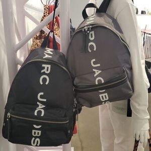 MARC JACOBS 軽量ロゴナイロンバックパック