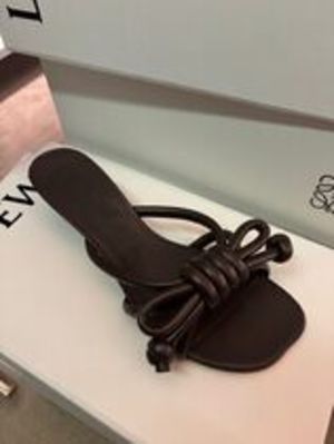 注目の足元【 LOEWE】 フラメンコ ノット サンダル ラムスキン