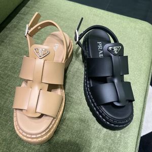 【PRADA直営】セール!おしゃれが決まる*ロゴ レザーサンダル