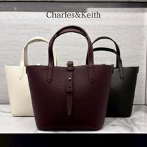 台湾 CHARLES&KEITH Beryl バックル バケットバッグ