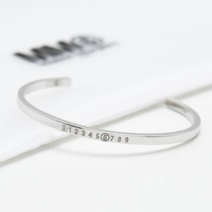 【国内即発】MM6 Numeric シグネチャー カフブレスレット