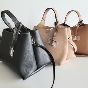 【1-3日でお届け】TOD'S Tタイムレス レザーバック 関税込み