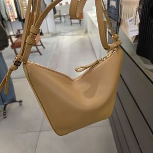 アウトレット直営店【LOEWE】HAMMOCK HOBO MINI BAG A538G13X01