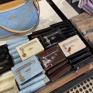 新作 チャーム付き COACH カード ケース・チャーム