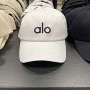 大人気 ロゴ入りキャップ【Alo Yoga】シンプルでスタイリッシュ