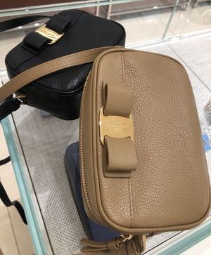 【アウトレット】Ferragamoフェラガモ*ショルダーバッグ*VARA