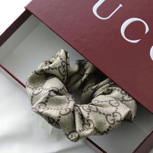 GUCCI シュシュ 856275 3G001 シルク GGロゴ